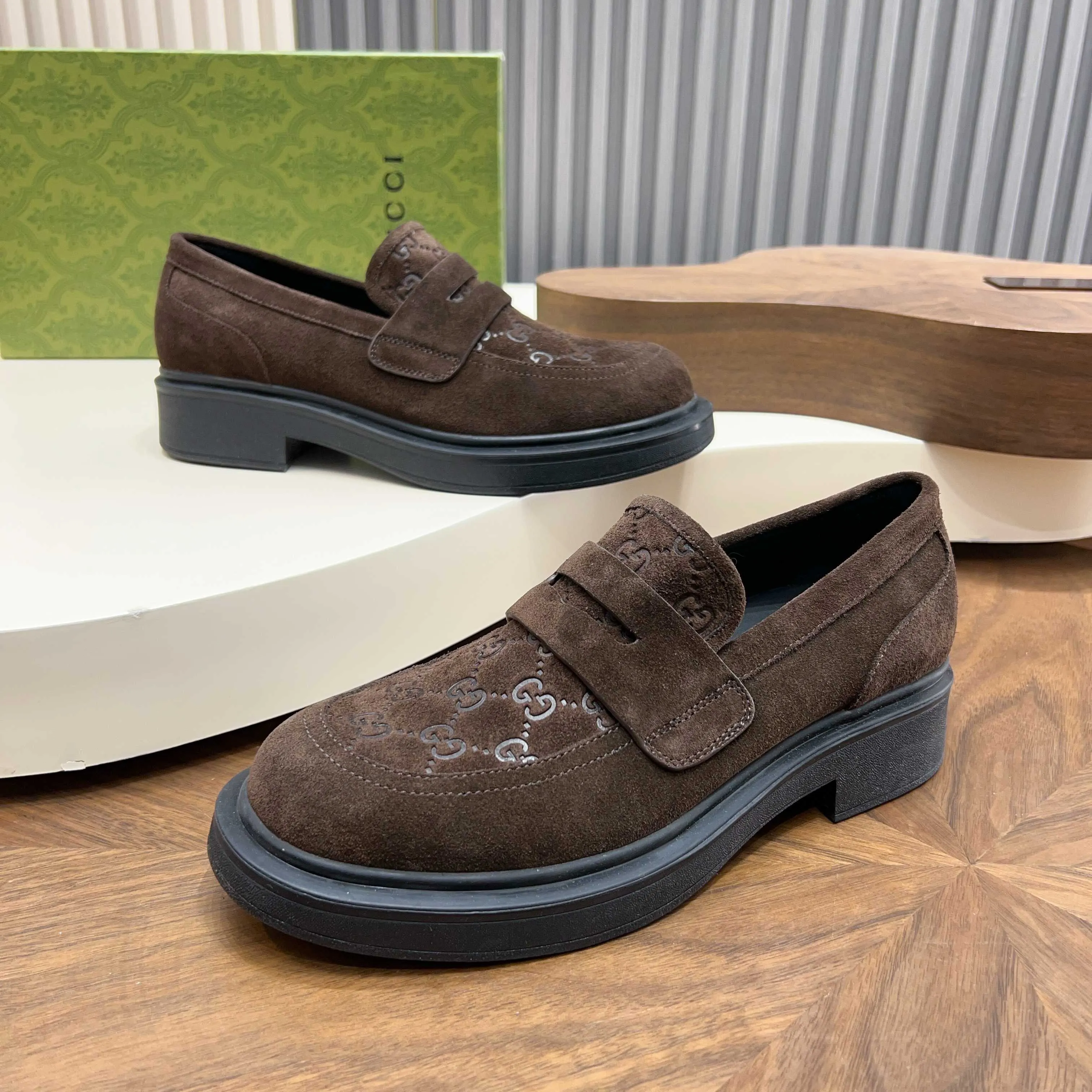 💰780 Gucci/Gucci new men’s lace-up shoes with GG details, matte cow leather derby shoes! The design of this men's lace-up shoe is rooted in the brand's heritage. Crafted from premium waxed cow leather, it is embellished with GG printed embossed suede leather details, a nod to Gucci's iconic monogram. The rubber sole decorated with GG pattern adds a touch of modern fashion to this design. Typical three-joint style design. European and American classic version, full calfskin lining. The overall upper texture is soft and the lining is comfortable and breathable. 2CM thickened soft rubber sole, easy to control. Versatile and stylish upper foot, multiple colors available to meet different matching needs, complete package! Size: 39-40-41-42-43-44 leather shoe size (38.45.46 can be customized)